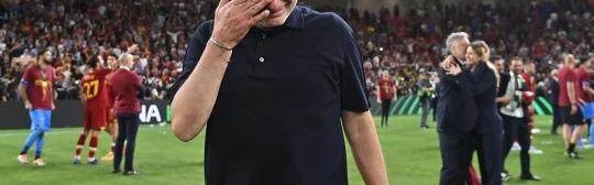 星空体育官网-穆里尼奥落泪：感觉自己有点老了 我会留在罗马