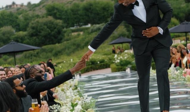 xingkong.com-剪不断的友谊！斯马特大婚塔图姆布朗出席