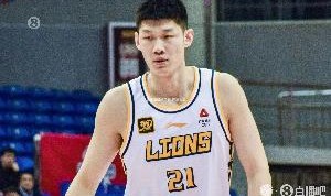 xingkong.com-拼尽全力！胡金秋多次拼抢倒地&amp;捶打屁股 贡献19分10板&amp;4前场板