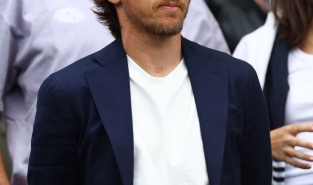 记者：莫德里奇将于周一抵达米兰，然后接受体检