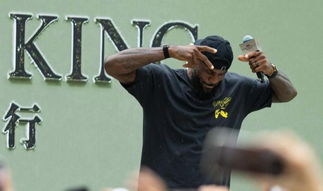 热情回应，詹姆斯在暴雨中和球迷互动：你好成都！